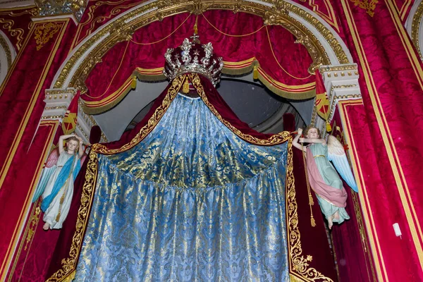 Cospicua, Malta - 28 Kasım 2024. Süslü Detaylar ve Zengin Renklerle Şatafatlı İçten Zarif Drapery