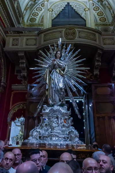 Cospicua, Malta - 28 Kasım 2024. Süslü bir kilisede Bakire Meryem Heykeli