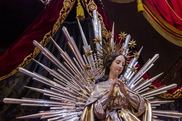 Cospicua, Malta - 28 Kasım 2024. Süslü bir kilisede Bakire Meryem Heykeli