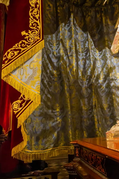 Cospicua, Malta - 28 Kasım 2024. Süslü Detaylar ve Zengin Renklerle Şatafatlı İçten Zarif Drapery