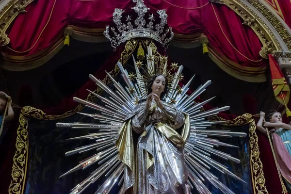 Cospicua, Malta - 28 Kasım 2024. Süslü bir kilisede Bakire Meryem Heykeli