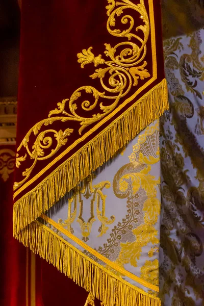 Cospicua, Malta - 28 Kasım 2024. Süslü Detaylar ve Zengin Renklerle Şatafatlı İçten Zarif Drapery