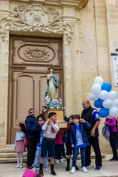 Cospicua, Malta - 1 Aralık 2024. Etrafı Bayraklar ve Balonlarla çevrili Bir Heykel Gösterisi