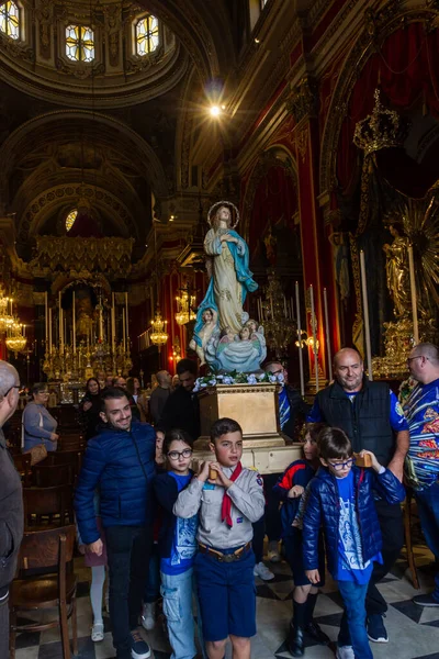 Cospicua, Malta - 1 Aralık 2024. Süslü Katolik Kilisesi İçi Dini Törene Çocuklar Katılıyor