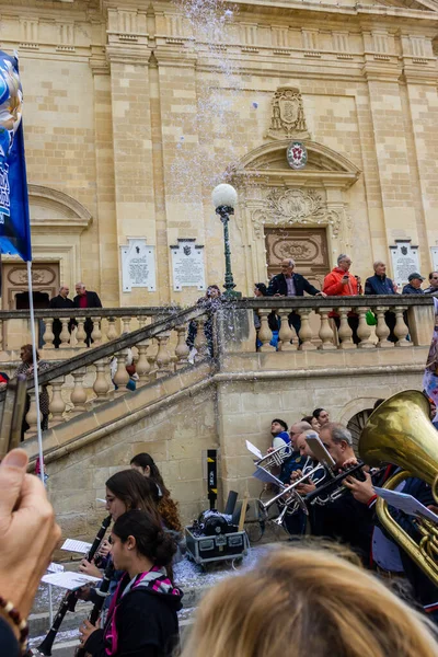 Cospicua, Malta - 1 Aralık 2024. Brass Band ve Konfeti ile Kültür Festivali Kutlaması