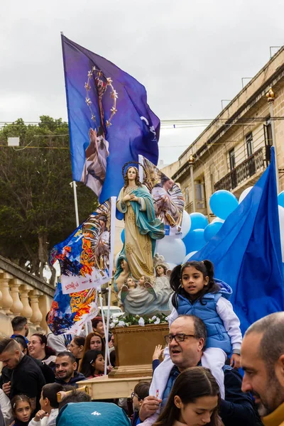 Cospicua, Malta - 1 Aralık 2024. Etrafı Bayraklar ve Balonlarla çevrili Bir Heykel Gösterisi