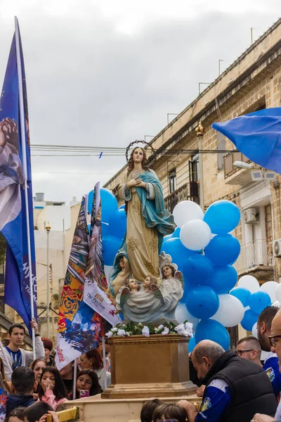 Cospicua, Malta - 1 Aralık 2024. Etrafı Bayraklar ve Balonlarla çevrili Bir Heykel Gösterisi