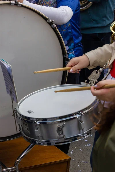 Cospicua, Malta - 1 Aralık 2024. Müzisyenlerin Yakın Çekimi Bir Açık Hava Müzik Gösterisinde Davul Çalıyor