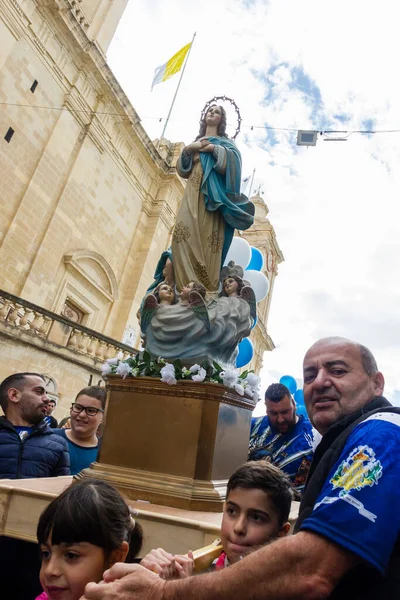 Cospicua, Malta - 1 Aralık 2024. Heykel ve Sadık Katılımcılarla Dini Festival Yürüyüşü