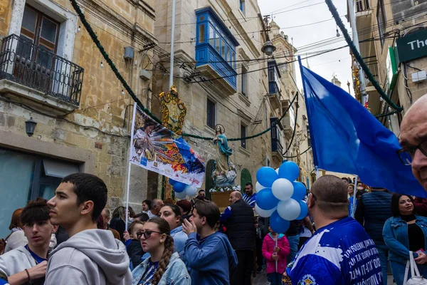 Cospicua, Malta - 1 Aralık 2024. Etrafı Bayraklar ve Balonlarla çevrili Bir Heykel Gösterisi