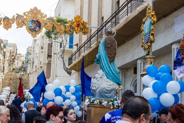 Cospicua, Malta - 1 Aralık 2024. Etrafı Bayraklar ve Balonlarla çevrili Bir Heykel Gösterisi