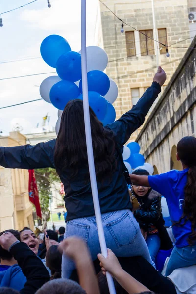 Cospicua, Malta - 1 Aralık 2024. Etrafı Bayraklar ve Balonlarla çevrili Bir Heykel Gösterisi