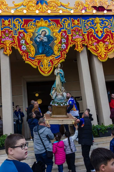 Cospicua, Malta - 1 Aralık 2024. Süslü Dekorasyon ve Katılımcılarla Renkli Dini Festival Yürüyüşü