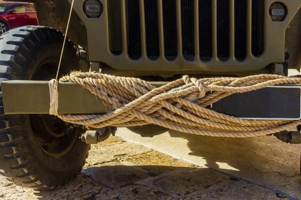 Kalın halatla bağlı engebeli aracın dış mekandaki tampon ayarı