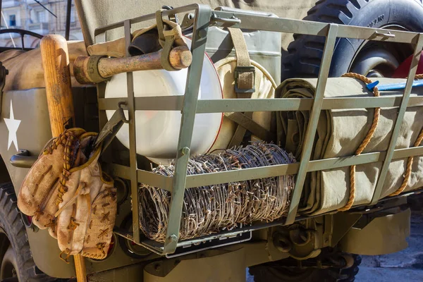 Teçhizat, Dikenli Tel, Miğfer, İp ve Saha Operasyonları İçin Aletlerle Dolu Askeri Kamyon