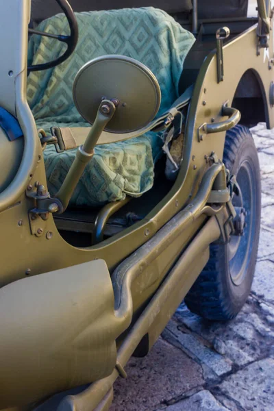 Olive Drab Askeri Jeep 'in Kapağı ve Yan Aynası ile Yakın Çekim