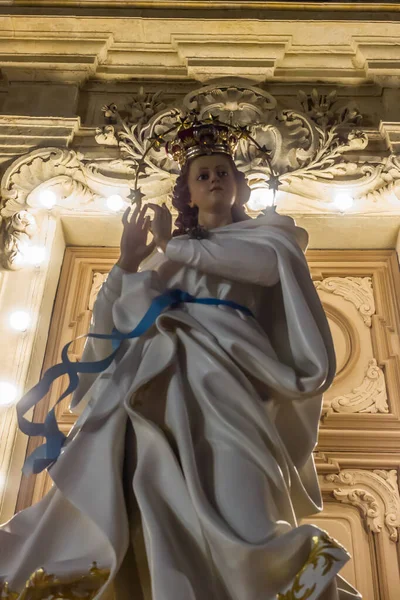 Görkemli Dini Heykel Dekoratif Mimariye Karşı Aydınlandı