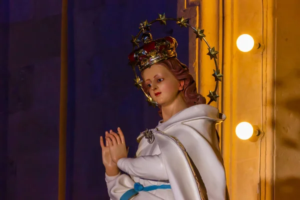 Görkemli Dini Heykel Dekoratif Mimariye Karşı Aydınlandı