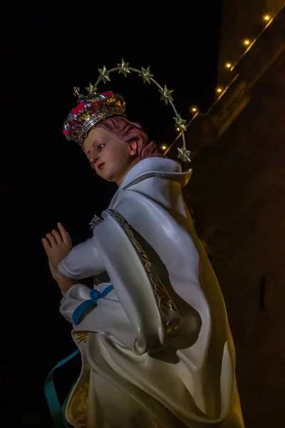 Görkemli Dini Heykel Dekoratif Mimariye Karşı Aydınlandı