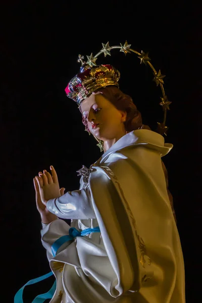 Crown ve Starry Halo in Dark Setting 'deki Kutsal Heykel