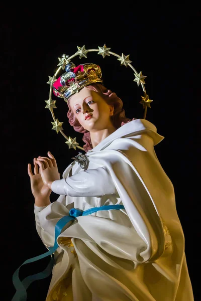 Crown ve Starry Halo in Dark Setting 'deki Kutsal Heykel