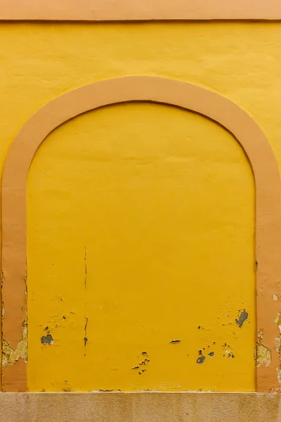 Yaşlanmış Pembe çizgili Duvarda Yıpranmış Doku ve Yumuşak Güneş Işığıyla Sıcak Sarı Kemer Yolu