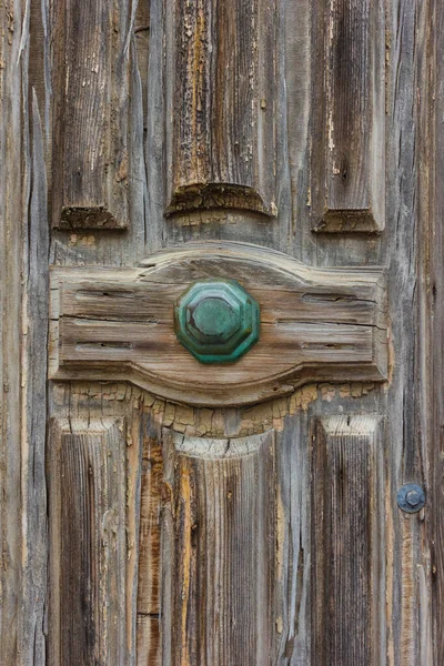 Yeşil Metal Kapı Kolu ve Çatlak Dekoratif Paneli olan Rustik Yıpranmış Ahşap Kapı