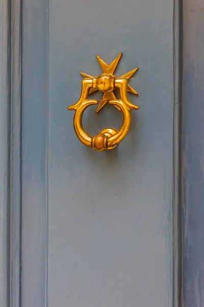 Klasik Mavi Ön Kapıda Yıldız patlaması olan zarif bir Altın Kapı tokmağı.
