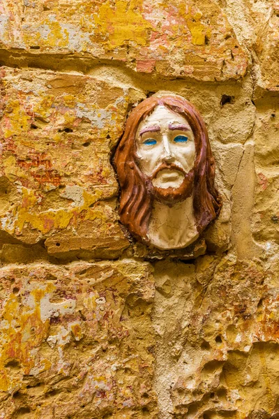 Çürümüş Taş Duvar, Gömülü Seramik İsa Kafalı Sıcak Tonlarda Heykel