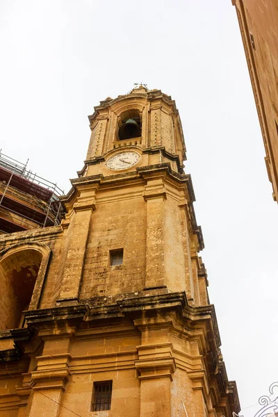 Malta 'daki Tarihi Saat Kulesi: Altın Taş Cephesi, Yıpranmış Dış Yüzü olan Uzun Çan Kulesi