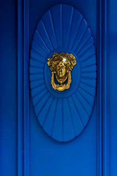 Kraliyet mavi kapısında altın kapı tokmağı Işıldayan Oval Madalya ve Klasik Amblem