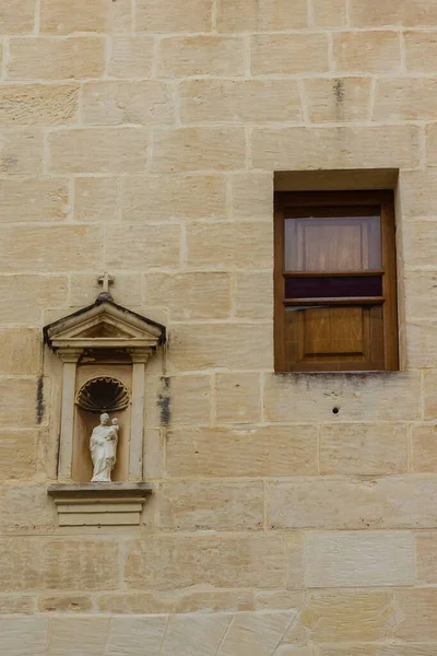 Niche Heykeli ve Tarihi Bej Dış Yüzeyinde Ahşap Pencereli Taş Duvar