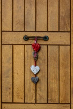 Sevgililer Günü için Asılı Kalpler Dekorasyonlu Romantik Ahşap Kapı