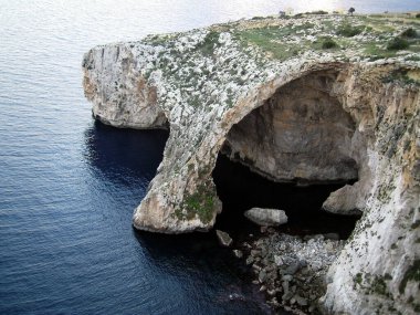 Kıyı Deniz Kemeri Derin Mavi Suya Bakar Engebeli Kayalık Mağara oluşumuyla Sunlit Rocky Kıyı Şeridi
