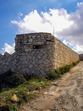 Dar Geçitli Antik Taş Duvar Yıpranmış Tepelerde Çakıllı Çakıl Yolu boyunca
