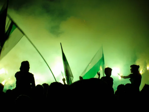 Yeşil Bayraklı Enerjik Gece Yürüyüşü, Duman ve Zaferi Kutlayan Kalabalık