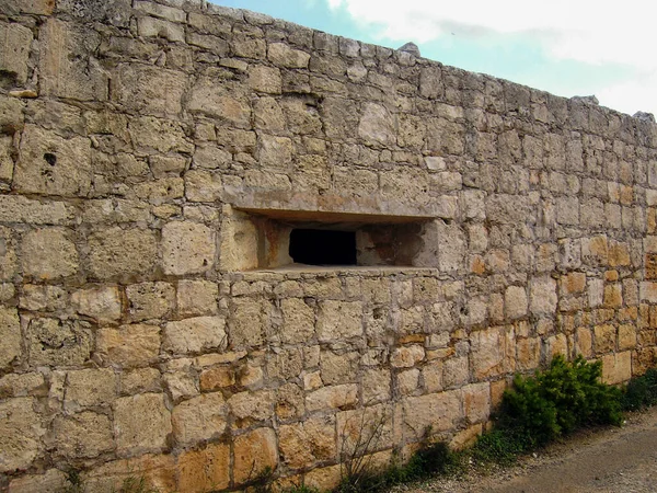 Dar Geçitli Antik Taş Duvar Yıpranmış Tepelerde Çakıllı Çakıl Yolu boyunca