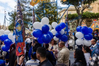 Cospicua, Malta - 30 Kasım 2025, Vibrant Caddesi Mavi ve Beyaz Balonlar, Bayraklar ve Kalabalık Kutlama Festivali