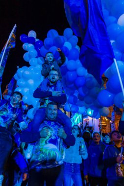 Cospicua, Malta - 6 Aralık 2025, Neon-Lit Caddesi boyunca Mavi ve Beyaz Balonlarla Gece Festivali Geçidi
