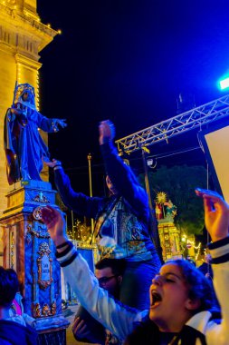 Cospicua, Malta - 6 Aralık 2025, Neon-Lit Caddesi boyunca Mavi ve Beyaz Balonlarla Gece Festivali Geçidi