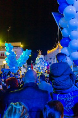 Cospicua, Malta - 6 Aralık 2025, Dindar Taşıyıcılar tarafından çevrelenmiş Bakire Meryem Heykeli ile Gece Dini Töreni