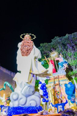 Cospicua, Malta - 6 Aralık 2025, Dindar Taşıyıcılar tarafından çevrelenmiş Bakire Meryem Heykeli ile Gece Dini Töreni