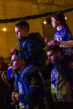 Cospicua, Malta - 6 Aralık 2025, Arkadaşlar Gece Festivali 'ni Açık havada kutladı, Aynı tişörtleri giydiler ve Neşeli, Canlı İfadeleri paylaştılar