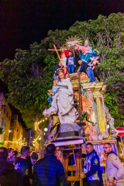 Cospicua, Malta - 6 Aralık 2025, Renkli Gece Dini Geçit Töreni Heykelleri ve Festivalli Sokak Kalabalığı