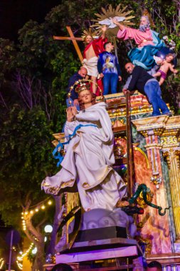 Cospicua, Malta - 6 Aralık 2025, Renkli Gece Dini Geçit Töreni Heykelleri ve Festivalli Sokak Kalabalığı