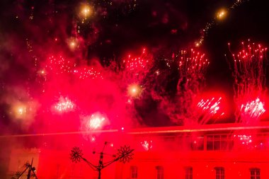Cospicua, Malta - 7 Aralık 2025, Kalabalık Tezahürat ve Şehir Parıltısı ile Renkli Gece Havai fişekleri