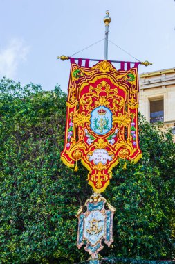 Cospicua, Malta - 8 Aralık 2025, Süslü Kırmızı ve Altın Seremoni Pankartı Açık Hava Gösterimi