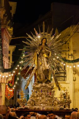 Cospicua, Malta - 8 Aralık 2025, Kalabalık ve Işıklarla çevrili Gece Dini Geçit Töreni Altın Madonna Heykeli