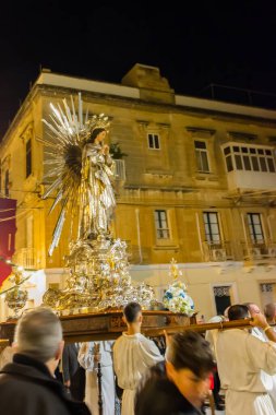 Cospicua, Malta - 8 Aralık 2025, Silver Mary Heykeli ile Dini Gece Yürüyüşü Şehir Caddelerinde Süslü Platform