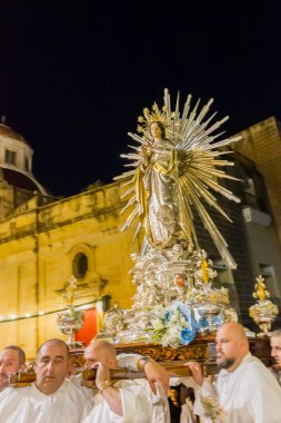 Cospicua, Malta - 8 Aralık 2025, Silver Mary Heykeli ile Dini Gece Yürüyüşü Şehir Caddelerinde Süslü Platform